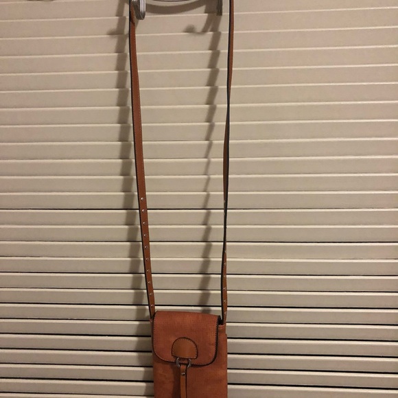MELLOW WORLD NWOT Vegan Leather Studded Cell Phone Crossbody. - Picture 8 of 10